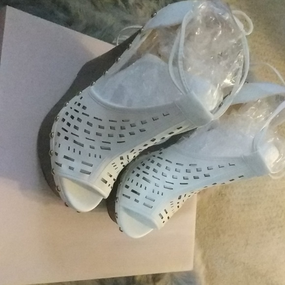 7.5 white platform shoe - Picture 2 of 4